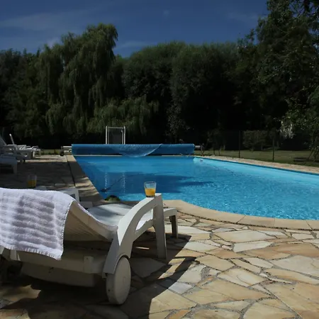 Charming With Swimming Pool In Chalé Quend